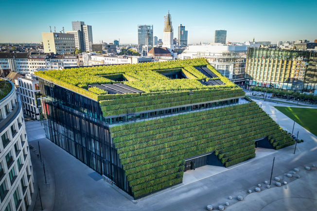 El edificio comercial y de oficinas Kö-Bogen II en Düsseldorf destaca no solo por contar con la mayor fachada verde de Europa: además del certificado DGNB platino, el Kö-Bogen II ha obtenido incluso el certificado diamante, único en el mundo. Un éxito brillante, también para el medio ambiente.