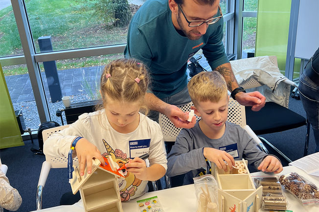 Kinder beim GEZE Honigschleuder-Event verzieren Insektenhotel