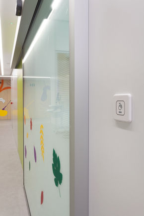 SJD Pediatric Cancer Center Contactloze benaderingsschakelaar GC 307+ voor de aansturing van automatische deuren in het Pediatric Cancer Center Barcelona.