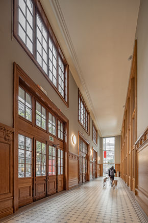 Montreux railway station Chain drive for large and heavy window elements that need large opening widths