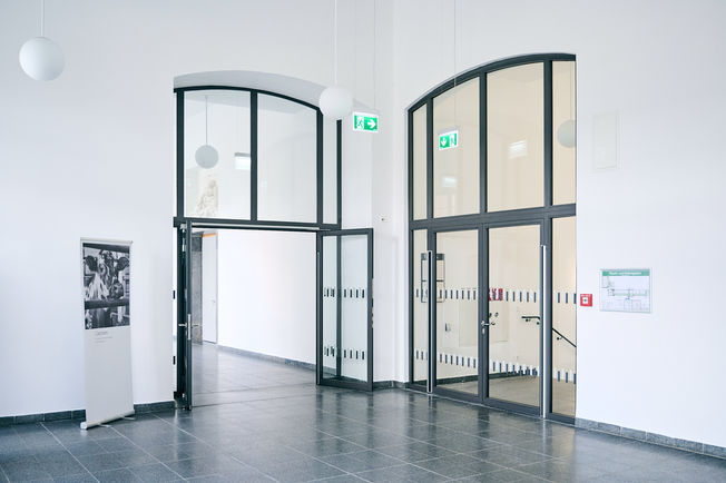 TS 5000 R-ISM a Schloss Mannheim Egyetemen TS 5000 R-ISM ajtócsukó egy kétszárnyú ajtó a Schloss Mannheim Egyetemen