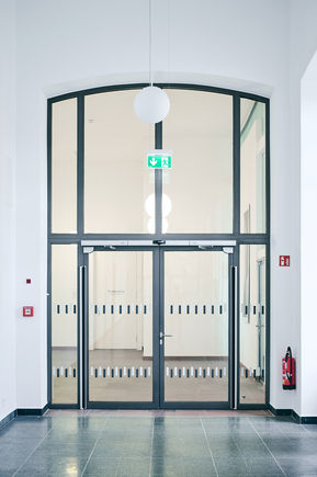 Slimdrive EMD-F/R-IS, Uni Schloss Mannheim Slimdrive EMD-F/R-IS mit Laserscanner GC 342 und Radarmelder GC 302 an einer 2-flügeligen Tür an der Universität Schloss Mannheim