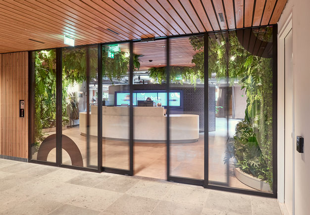 Bunkertoren / Good Habitz Automatische schuifdeur met Slimdrive SL NT in het kantoor van Good Habitz