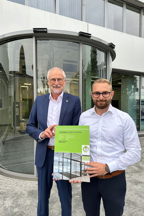 Übergabe EPD Zertifikat durch das IBU