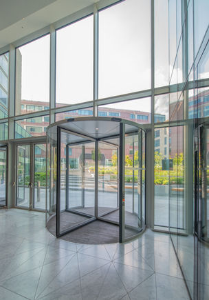 GEZE ITA - Deloitte HQ - internal view on the single Revo.PRIME Internal perspective of the revolving door, creating a sense of openness, flow, and welcoming elegance.