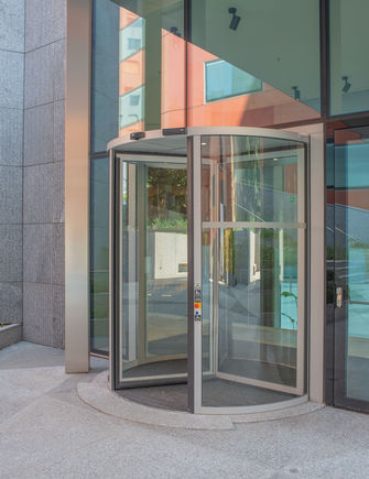 GEZE ITA - Deloitte HQ - external view on the single Revo.PRIME External view of the revolving door, emphasizing refined design and smooth operation, reflecting elegance and architectural precision