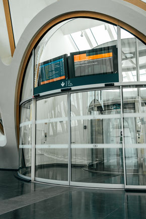 Rundschiebetür mit Wegweiser-Displays darüber