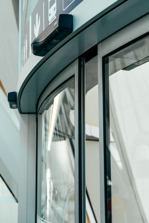 Ansicht einer  Rundschiebetür Slimdrive SC FR mit Sensor GC 363
