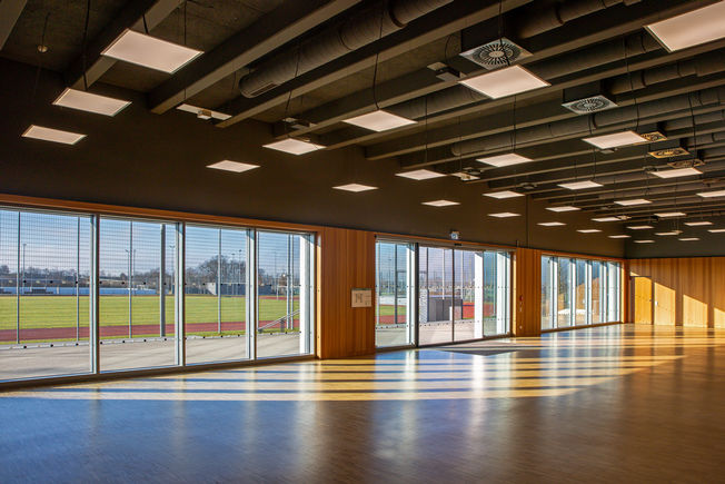 Ansicht Sporthalle im Sportpark Freiham mit Blick nach draußen