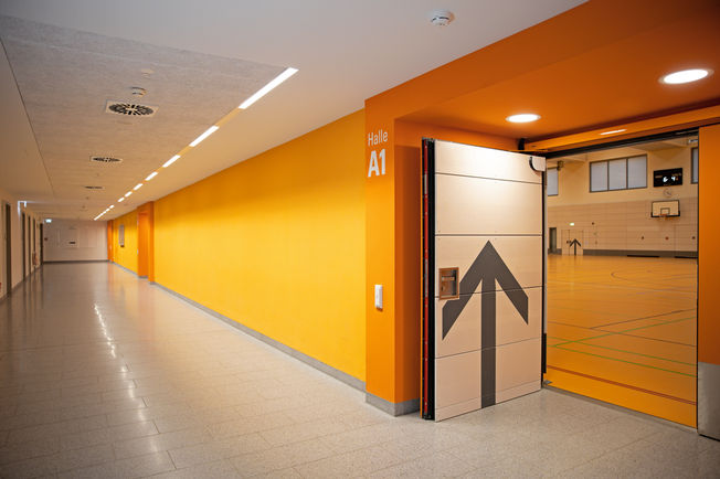 Gänge zu den Sporthallen im Sportpark Freiham