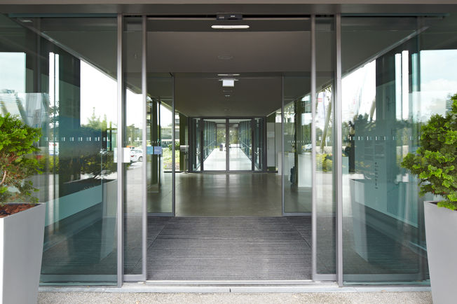 Automatic sliding door Slimdrive SL-FR installed at the Coubertin in the Olympic Hall in Munich Specially designed for installation in emergency exits, the sliding door system finds GEZE Slimdrive SL-FR application when safety is a priority.