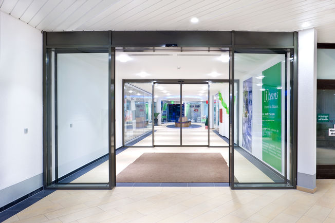 Automatic sliding door Slimdrive SL-FR in the Röther fashion park in Villingen Specially designed for installation in emergency exits, the sliding door system finds GEZE Slimdrive SL-FR application when safety is a priority.