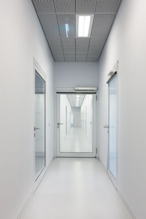 Korridor og brandsektionsdøre med Slimdrive EMD-F sidehængt pladedrev og TS 5000 dørlukkere.