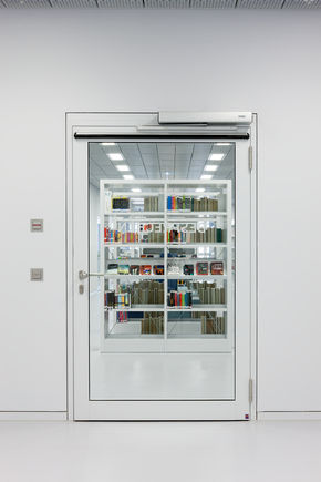 Automatismo para porta giratória - Slimdrive EMD-F, Biblioteca da cidade na Mailänder Platz Acionamento de porta giratória eletromecânico para porta de proteção contra fogo e fumaça de uma folha