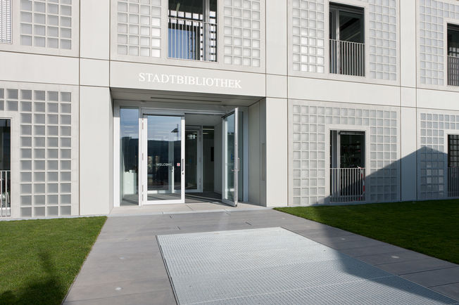 The vestibule of the main entrance, with double-leaf Slimdrive EMD F-IS swing door systems in fire safety design. Photo: Lazaros Filoglou for GEZE GmbH