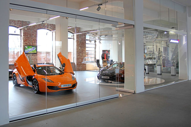 MSW System im McLaren Showroom Frankfurt Raumgestaltung und eine hochwertige Produktpräsentation ist mit GEZE manuellen Schiebwandsystemen (MSW) individuell möglich.