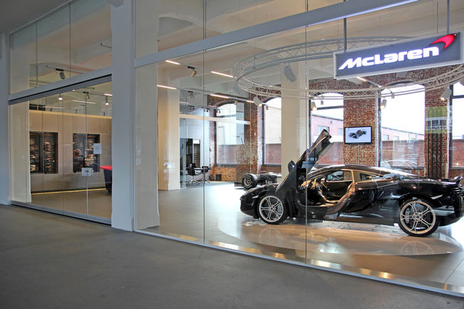 MSW System im McLaren Showroom Frankfurt Vielfältige Einsatzmöglichkeiten der GEZE MSW und die maximale Transparenz, setzt Produkte richtig in Szene.