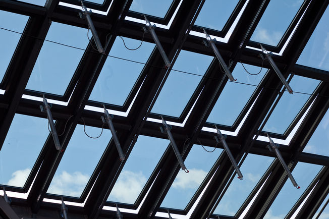 Spindle drive E 1500 S Spindle drive with high opening and closing speed, installed at the Rhine shopping centre Weil