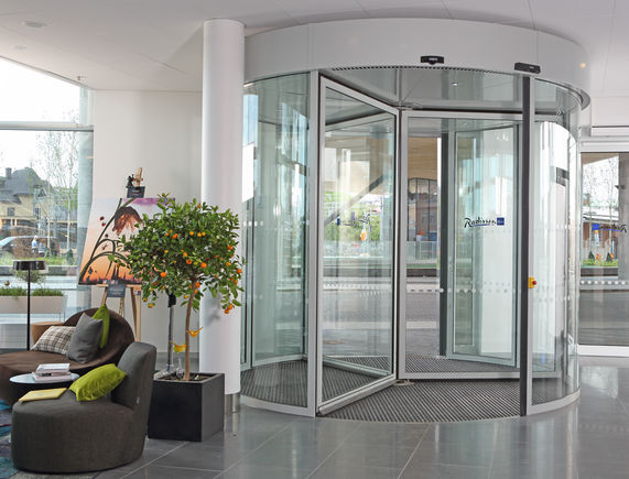 TSA 325 NT Automatic For indoor and exterior doors with high traffic frequency. Representative building entrances with plenty of daylight. Has a high insulation effect against draught, weather and noise. The automatic speed is adjustable to fit the through traffic. Has a rechargeable battery for emergency opening in case of safety related errors such as power failure.