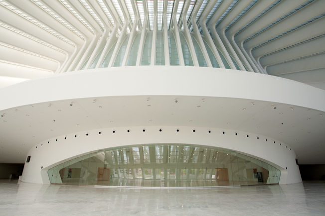 MSW System im Palacio de Congresos de Oviedo GEZE MSW Systeme ermöglichen maximale Transparenz und einen ungehinderten Durchblick, bei gleichzeitiger Raumgliederung.