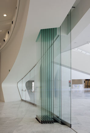 MSW System im Palacio de Congresos de Oviedo, Spanien Transparente, bewegliche Abtrennung im Foyer mit GEZE manuellen Schiebewandsystemen (MSW).