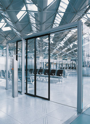 Automatischer Schiebetürantrieb Slimdrive SLT am Flughafen Köln-Bonn Automatisches Teleskop-Schiebetürsystem für den Einsatz in schmalsten Glasfassaden mit zwei parallel liegenden Laufschienen führen die Türflügel und erreichen damit hohe Öffnungsweiten.