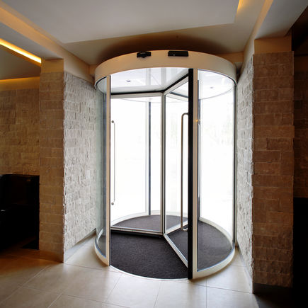 TSA 325 NT Automatik Für Innen- und Außentüren mit hoher Begehfrequenz .  Repräsentative Gebäudeeingänge mit großem Lichteinfall. Hat ein hohen Isolationseffekt gegen Zugluft, Witterungseinflüsse und Lärm. Die Automatikgeschwindigkeit ist einstellbar passend zum Durchgangsverkehr.    Hat ein Akku für Notöffnung bei sicherheitsrelevanten Fehlern wie z.B. Stromausfall.