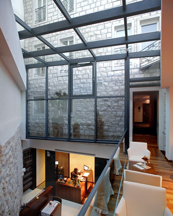 RWA 105 NT Kolon-kirişli cephelerde devirme, katlama ve döner kanatlara sahip içe doğru açılan pencerelerin açılması ve kilitlenmesi. IQ windowdrive - Akıllı tahrik kontrol ünitesi.