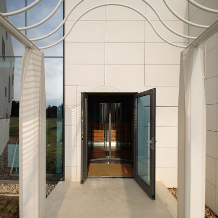 Bodentürschließer TS 500 NV in CGG Drenova Cemetery, Rijeka GEZE Bodentürschliesser TS 500 NV für ecklagernde Ganzglasanlagen Türflügel,     geeignet für Anschlag- und Pendeltüren, mit hydraulischem Endschlag, der die Tür kurz vor Geschlossenlage beschleunigt