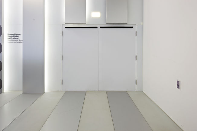 Pogon zaokretnih vrata - TSA 160 NT, BMW muzej München TSA 160 NT ima ugrađeno automatsko obrtanje, on identificira prepreku i vraća se u položaj otvaranja. Osim toga, ima Push & Go funkciju koja nakon lakog manualnog pritiska na krilo vrata aktivira automatski pogon.