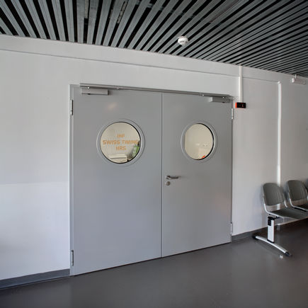 Deurdranger TS 5000 in de entree van de sportzaal in Zadar, Kroatië. Het deurdranger biedt een optimaal gebruiksgemak en past perfect in het totaalbeeld. TS 5000 biedt niet alleen een hydraulische eindslag, maar ook een openingsdemping.