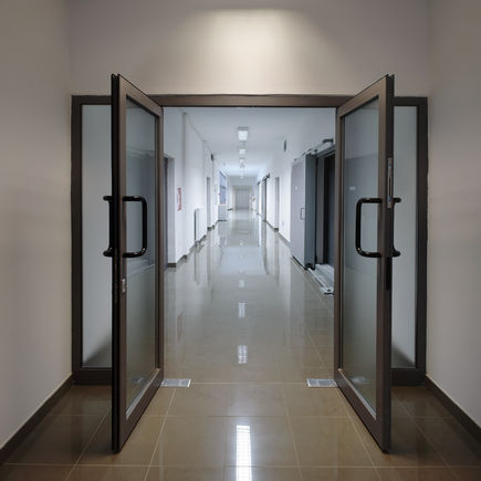 Bodentürschließer TS 500 NV in CGG Drenova Cemetery GEZE Bodentürschliesser TS 500 NV für ecklagernde Ganzglasanlagen Türflügel,    geeignet für Anschlag- und Pendeltüren, mit hydraulischem Endschlag, der die Tür kurz vor Geschlossenlage beschleunigt