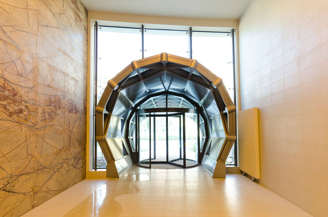 TSA 325 NT Automatik Für Innen- und Außentüren mit hoher Begehfrequenz .  Repräsentative Gebäudeeingänge mit großem Lichteinfall. Hat ein hohen Isolationseffekt gegen Zugluft, Witterungseinflüsse und Lärm. Die Automatikgeschwindigkeit ist einstellbar passend zum Durchgangsverkehr.    Hat ein Akku für Notöffnung bei sicherheitsrelevanten Fehlern wie z.B. Stromausfall.