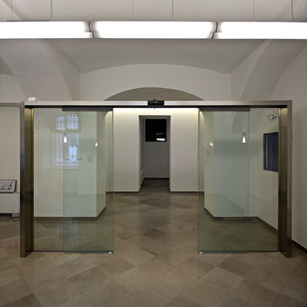 Automatic sliding door Slimdrive SL-FR + IGG at the Federal Foreign Office and European Integration in Zagreb, Croatia Specially designed for installation in emergency exits, the sliding door system finds GEZE Slimdrive SL-FR application when safety is a priority.
