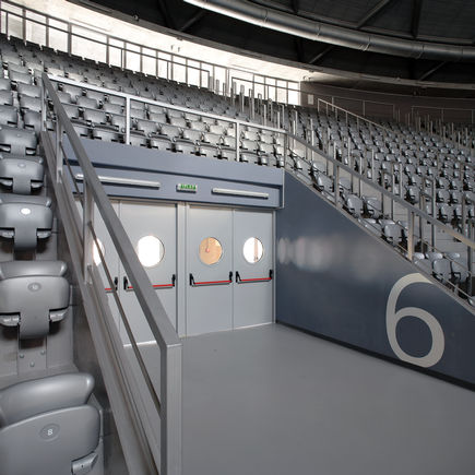 Bovenliggende deurdranger TS 5000, geïnstalleerd in Sports Hall in Zadar, Kroatië. Het deurdranger biedt een optimaal gebruiksgemak en past perfect in het totaalbeeld. TS 5000 biedt niet alleen een hydraulische eindslag, maar ook een openingsdemping.