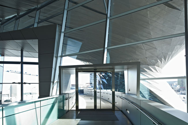 Pogon zaokretnih vrata - TSA 160 NT, BMW Welt TSA 160 NT ima ugrađeno automatsko obrtanje, on identificira prepreku i vraća se u položaj otvaranja. Osim toga, ima Push & Go funkciju koja nakon lakog manualnog pritiska na krilo vrata aktivira automatski pogon.