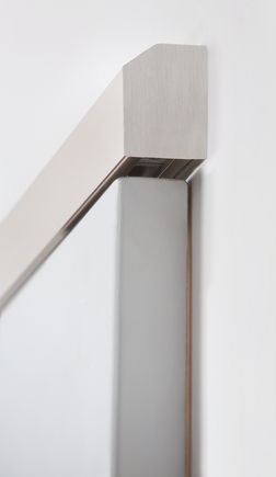 Perlan 140 Sliding door detail Sliding fitting for glass doors with draw-in damper on both sides or input.
