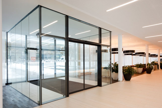 Windvang met automatische schuifdeuraandrijving Slimdrive SL NT Automatisch lineair-schuifdeursysteem met lage hoogte en duidelijke ontwerplijn