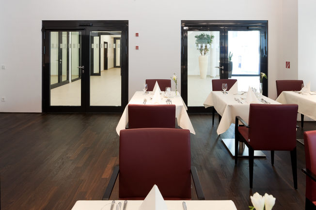 Tweevleugelige glazen deuren tot de restaurantzone (foto: Dirk Wilhelmy voor GEZE GmbH)