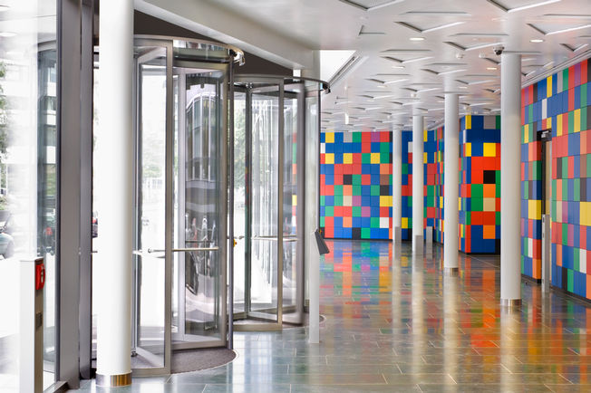 TSA 325 NT Automatik Für Innen- und Außentüren mit hoher Begehfrequenz .  Repräsentative Gebäudeeingänge mit großem Lichteinfall. Hat ein hohen Isolationseffekt gegen Zugluft, Witterungseinflüsse und Lärm. Die Automatikgeschwindigkeit ist einstellbar passend zum Durchgangsverkehr.    Hat ein Akku für Notöffnung bei sicherheitsrelevanten Fehlern wie z.B. Stromausfall.