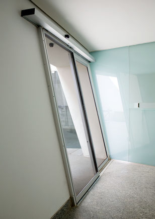 Automatski pogon kliznih vrata Slimdrive SL nagnuta u operi i kulturnoj kući Palacio de las Artes u Valenciji Automatski sustav linearnih kliznih vrata za primjenu na nagnutim staklenim fasadama