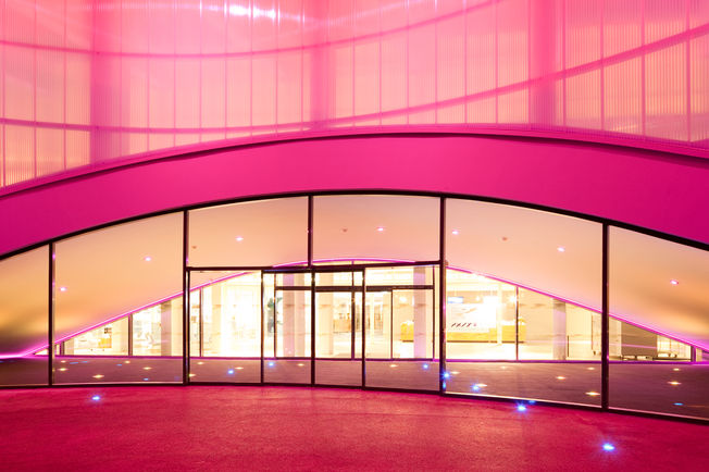 Automatski sustav polukliznih vrata Slimdrive SC Automatski sustav polukliznih vrata Slimdrive SC, ugrađen u Dorniermuseum Friedrichshafen