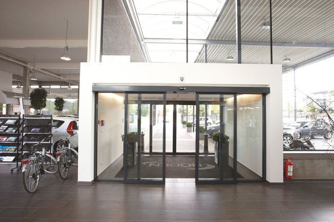 Automatisk skyvedørsdrift Powerdrive i Autohaus Boden, Hasselt, Belgia Automatisk lineært skyvedørsystem med svært kraftig drivenhet for store, tunge dørblader og store åpningsbredder.