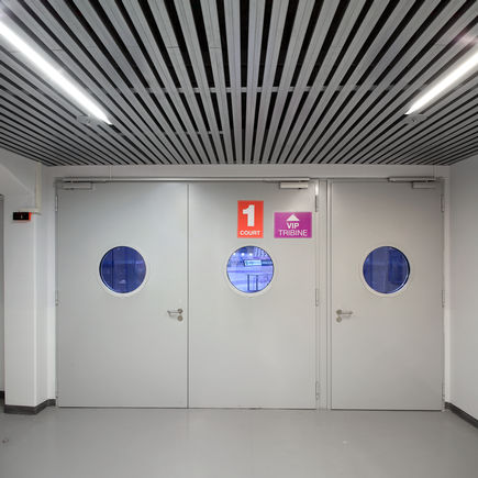 Deurdranger TS 5000 geïnstalleerd in de ingang van de zaal van de sportzaal in Zadar, Kroatië. Het deurdranger biedt een optimaal gebruiksgemak en past perfect in het totaalbeeld. TS 5000 biedt niet alleen een hydraulische eindslag, maar ook een openingsdemping.