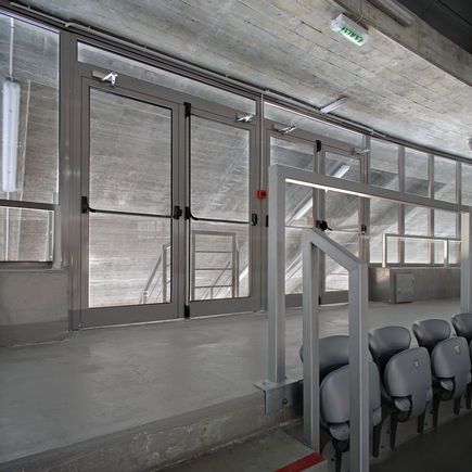 Zatvarač vrata TS 1500 Gornji zatvarač vrata TS 1500, s krakom za kočenje, strana otvaranja, montaža nadvratnika. Ugrađen u Sportskoj dvorani u Zadru, Hrvatska.