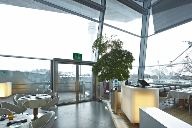 Felső szerelésű, csúszósínes ajtózár TS 5000 L-ISM, beépítve a müncheni BMW Világban. Felső szerelésű, csúszósínes ajtózár rendszer, pánttal ellentétes oldalon, kétszárnyú ajtókhoz antipánik funkcióval és csukássorrend szabályozással.