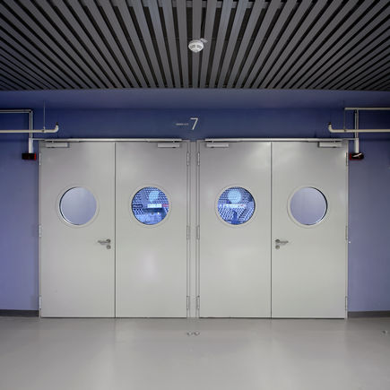 Ferme-portes TS 5000 installé au Sports Hall à Zadar, Croatie. Le ferme-porte permet un confort dʼutilisation optimal et sʼinsère parfaitement dans l’image globale. Le TS 5000 offre non seulement un à-coup final hydraulique, mais aussi un amortissement dʼouverture.