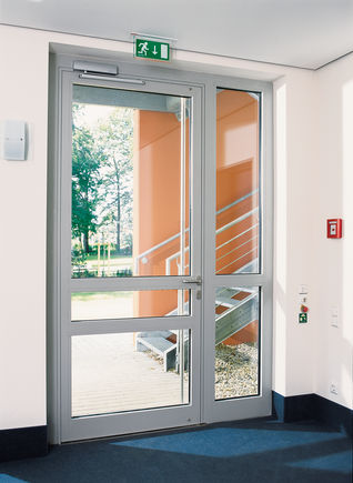 Door closer TS 5000 in the retirement home in Bad Lippspringe. The door closer allows for optimum ease of access and perfectly fits into the overall environment. The TS 5000 not only offers hydraulic latching action but also a back check.
