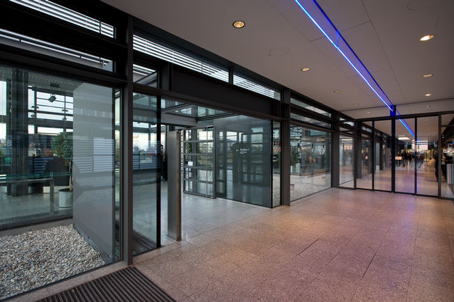 Automatic sliding door Slimdrive SLT FR with integrated all-glass at the Robert Bosch hospital in Stuttgart Specially designed for installation in emergency exits, the sliding door system finds GEZE Slimdrive SL-FR application when safety is a priority.