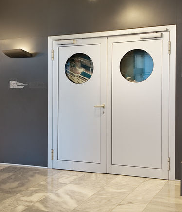 Felső szerelésű, csúszósínes ajtózár TS 5000 R-ISM, Showroom Leonberg TS 5000 R-ISM, Felső szerelésű, csúszósínes ajtócsukó rendszer kétszárnyú ajtókhoz csukássorrend szabályozással és füstkapcsolóval, a GEZE GmbH bemutatótermében, Leonbergben.